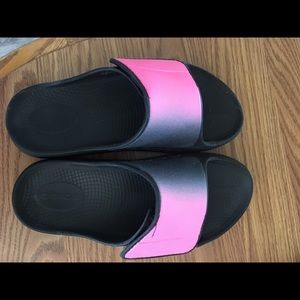 Ooofas slip on sandals with Velcro adjustment for the perfect fit.  Size 10.